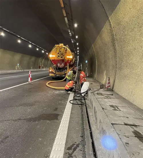 靖州隧道排水渠清淤